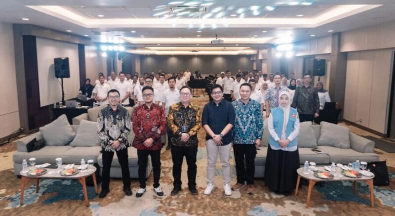 Ratu Syafitri Muhayati (kanan depan) berfoto bersama jajaran manajemen dan peserta usai kegiatan Penyuluhan Anti Korupsi bagi tenaga kerja PT Haleyora Powerindo di Ballroom Jayakarta Villas Anyer