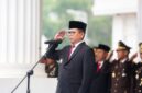 Andra Soni memberikan penghormatan saat memimpin Upacara Peringatan Hari Kesaktian Pancasila 2026 di Lapangan Kantor Gubernur Banten
