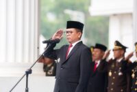 Andra Soni memberikan penghormatan saat memimpin Upacara Peringatan Hari Kesaktian Pancasila 2026 di Lapangan Kantor Gubernur Banten