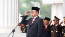 Andra Soni memberikan penghormatan saat memimpin Upacara Peringatan Hari Kesaktian Pancasila 2026 di Lapangan Kantor Gubernur Banten