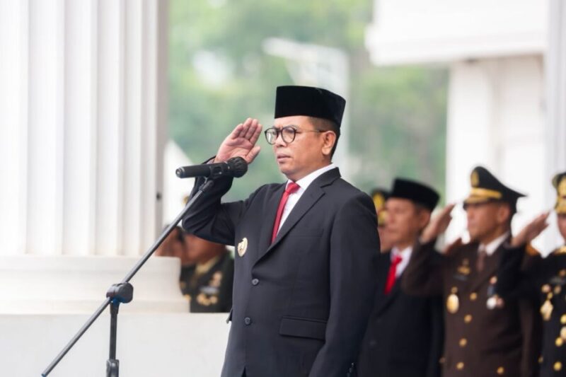 Andra Soni memberikan penghormatan saat memimpin Upacara Peringatan Hari Kesaktian Pancasila 2026 di Lapangan Kantor Gubernur Banten