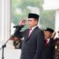 Andra Soni memberikan penghormatan saat memimpin Upacara Peringatan Hari Kesaktian Pancasila 2026 di Lapangan Kantor Gubernur Banten