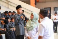 Andra Soni berinteraksi langsung dengan salah satu siswa Sekolah Rakyat (SR) Terintegrasi saat meninjau kegiatan pembelajaran di Desa Panggarangan