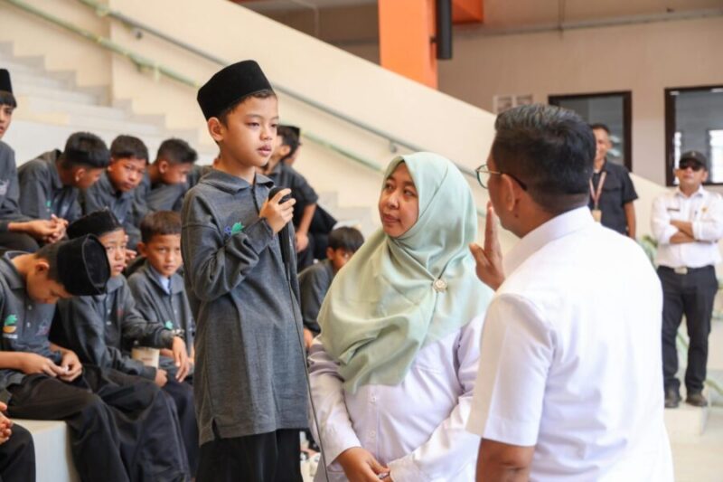 Andra Soni berinteraksi langsung dengan salah satu siswa Sekolah Rakyat (SR) Terintegrasi saat meninjau kegiatan pembelajaran di Desa Panggarangan