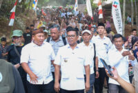 Andra Soni didampingi Anggota DPRD Provinsi Banten Musa Weliansyah berjalan bersama rombongan dan masyarakat Kampung Cibogo