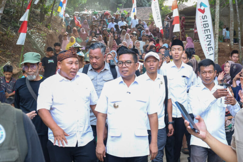 Andra Soni didampingi Anggota DPRD Provinsi Banten Musa Weliansyah berjalan bersama rombongan dan masyarakat Kampung Cibogo