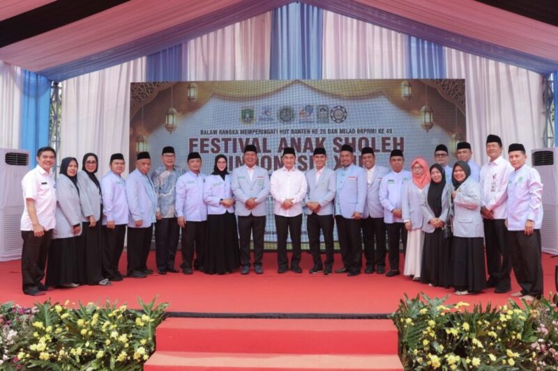 Achmad Dimyati Natakusumah berfoto bersama jajaran pimpinan DPP dan DPW BKPRMI serta panitia FASI XIII di panggung utama Halaman Masjid Raya Al-Bantani