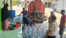 AIR BERSIH-Warga ramai-ramai mengambil air bersih yang didistribusikan oleh BPPD Demak. (Foto Ist).