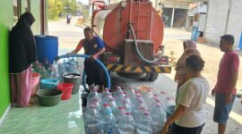 AIR BERSIH-Warga ramai-ramai mengambil air bersih yang didistribusikan oleh BPPD Demak. (Foto Ist).