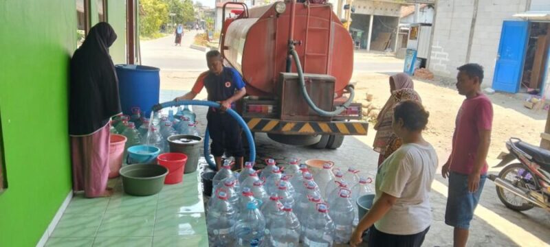 AIR BERSIH-Warga ramai-ramai mengambil air bersih yang didistribusikan oleh BPPD Demak. (Foto Ist).