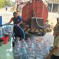 AIR BERSIH-Warga ramai-ramai mengambil air bersih yang didistribusikan oleh BPPD Demak. (Foto Ist).