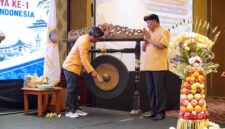 PUKUL GONG-Sekretaris Umum PHDI Pusat, Bapak I Ketut Budiasa, S.T, M.M saat memukul Gong tanda dimulainya acara disaksikan Ketua Pengurus Harian PHDI Provinsi Jawa Barat, Brigjen TNI (Purn) I Made Riawan. (Foto Ist).