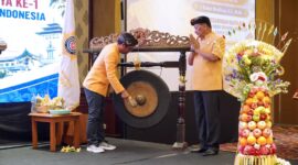 PUKUL GONG-Sekretaris Umum PHDI Pusat, Bapak I Ketut Budiasa, S.T, M.M saat memukul Gong tanda dimulainya acara disaksikan Ketua Pengurus Harian PHDI Provinsi Jawa Barat, Brigjen TNI (Purn) I Made Riawan. (Foto Ist).