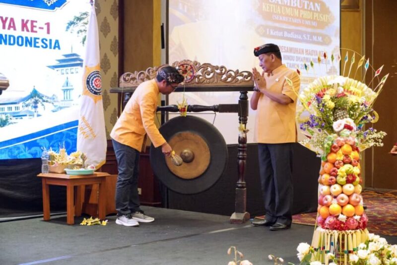 PUKUL GONG-Sekretaris Umum PHDI Pusat, Bapak I Ketut Budiasa, S.T, M.M saat memukul Gong tanda dimulainya acara disaksikan Ketua Pengurus Harian PHDI Provinsi Jawa Barat, Brigjen TNI (Purn) I Made Riawan. (Foto Ist).