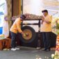 PUKUL GONG-Sekretaris Umum PHDI Pusat, Bapak I Ketut Budiasa, S.T, M.M saat memukul Gong tanda dimulainya acara disaksikan Ketua Pengurus Harian PHDI Provinsi Jawa Barat, Brigjen TNI (Purn) I Made Riawan. (Foto Ist).