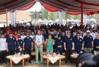 Menko PM Cak Imin, Wali Kota Bekasi, dan jajaran pejabat berfoto bersama di sela kegiatan Piloting 1001 Pasar Rakyat × Car Free Day Koperasi Savira di Vida Bekasi. Pasar rakyat berbasis kawasan perumahan ini diharapkan menjadi pusat pertumbuhan ekonomi baru bagi UMKM.