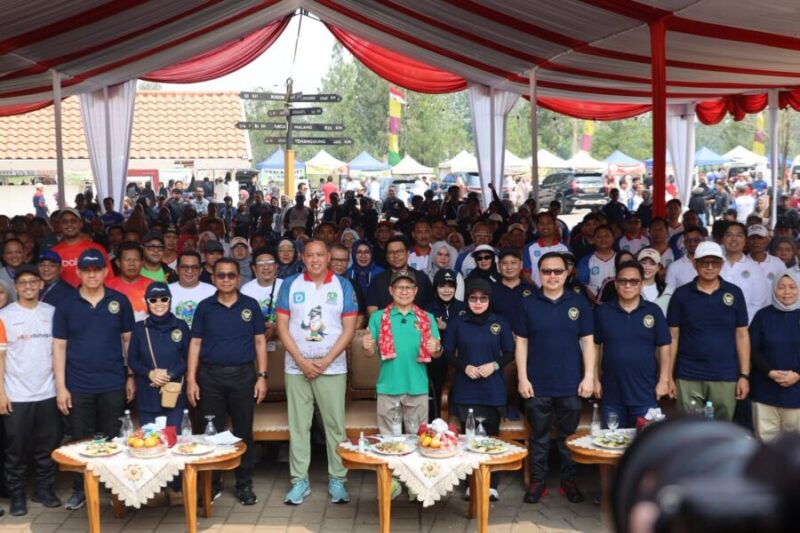 Menko PM Cak Imin, Wali Kota Bekasi, dan jajaran pejabat berfoto bersama di sela kegiatan Piloting 1001 Pasar Rakyat × Car Free Day Koperasi Savira di Vida Bekasi. Pasar rakyat berbasis kawasan perumahan ini diharapkan menjadi pusat pertumbuhan ekonomi baru bagi UMKM.
