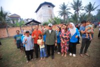 Herman Deru bersama warga dan relawan di lokasi rawan karhutla. Semangat kebersamaan dalam pencegahan kebakaran.