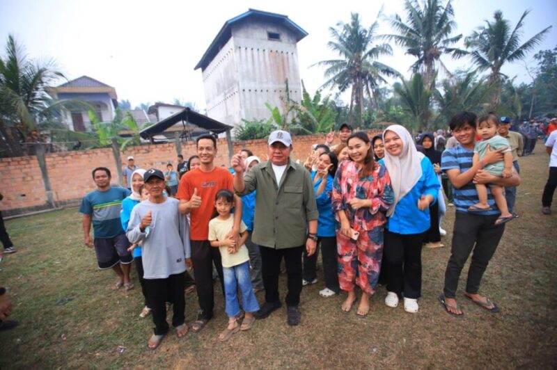 Herman Deru bersama warga dan relawan di lokasi rawan karhutla. Semangat kebersamaan dalam pencegahan kebakaran.