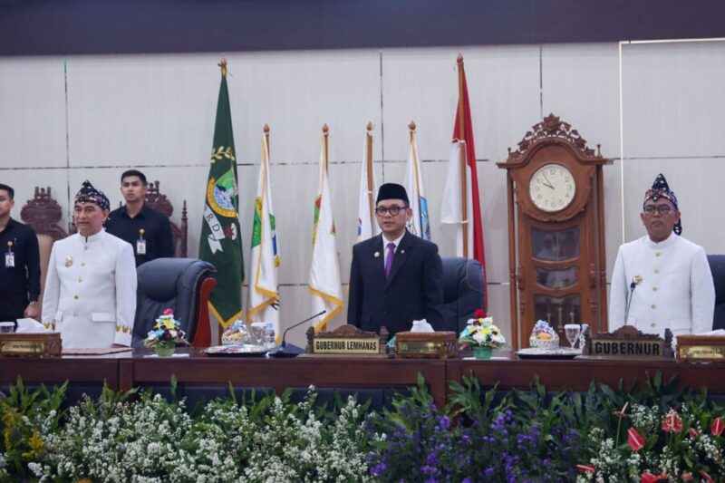 Suasana Rapat Paripurna Istimewa Peringatan HUT ke-26 Provinsi Banten di Gedung DPRD Provinsi Banten. Gubernur Lemhannas RI Tubagus Ace Hasan Syadzily menekankan pentingnya menjaga stabilitas Banten untuk memperkokoh fondasi ketahanan ekonomi dan politik nasional