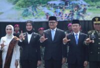 ihan Nurlela bersama Sekretaris Daerah Provinsi Lampung Marindo Kurniawan, Danrem 043/Gatam Brigjen TNI Sumarno Marjuki, serta jajaran terkait berfoto bersama usai Upacara Peringatan HUT ke-81 TNI.