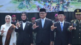 ihan Nurlela bersama Sekretaris Daerah Provinsi Lampung Marindo Kurniawan, Danrem 043/Gatam Brigjen TNI Sumarno Marjuki, serta jajaran terkait berfoto bersama usai Upacara Peringatan HUT ke-81 TNI.