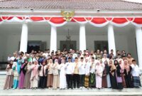 Andra Soni bersama para guru mengaji se-Kota Serang di Gedung Negara Provinsi Banten, Serang, pada hari Sabtu (3/10/2026)