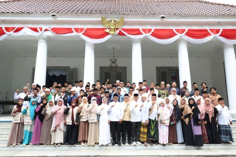 Andra Soni bersama para guru mengaji se-Kota Serang di Gedung Negara Provinsi Banten, Serang, pada hari Sabtu (3/10/2026)