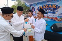 Deden Apriandhi menyerahkan secara langsung paket bantuan kebutuhan pokok kepada warga dalam acara Bazar HUT ke-26 Provinsi Banten di Kawasan Keraton Surosowan