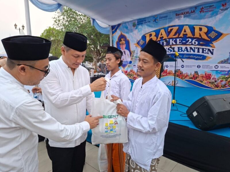Deden Apriandhi menyerahkan secara langsung paket bantuan kebutuhan pokok kepada warga dalam acara Bazar HUT ke-26 Provinsi Banten di Kawasan Keraton Surosowan