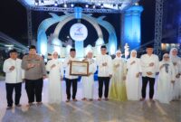 Andra Soni bersama Ustaz Das'ad Latif, jajaran Forkopimda, serta pejabat Pemprov Banten berfoto bersama usai penyerahan piagam penghargaan pada acara Tablig Akbar HUT ke-26 Provinsi Banten
