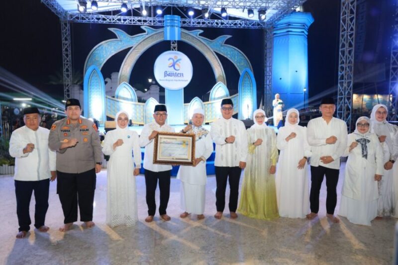 Andra Soni bersama Ustaz Das'ad Latif, jajaran Forkopimda, serta pejabat Pemprov Banten berfoto bersama usai penyerahan piagam penghargaan pada acara Tablig Akbar HUT ke-26 Provinsi Banten