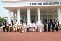 Andra Soni foto bersama para penerima penghargaan Satyalancana Karya Satya dan pemenang Lomba Desa/Kelurahan Tingkat Provinsi Banten Tahun 2026 di depan Kantor Gubernur Banten, KP3B, Serang.