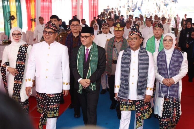 Andra Soni bersama pimpinan DPRD dan para tamu undangan berjalan menuju ruang Rapat Paripurna Istimewa Peringatan HUT ke-26 Provinsi Banten di Gedung DPRD Provinsi Banten, KP3B, Kota Serang