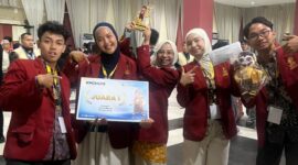 Foto tim mahasiswa PBA UMY yang membuat aplikasi Tarkeeb saat berhasil menjuarai KMI Expo XVII 2026 kategori Bisnis Digital