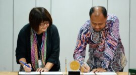 Penandatanganan MoA oleh Prof. Dr. Phil. Ridho Al-Hamdi, M.A. Dekan Fakultas Ilmu Sosial dan Politik (FISIPOL) selaku perwakilan UMY dan Chen, Jau-Rong dari MCUT.