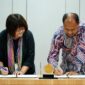 Penandatanganan MoA oleh Prof. Dr. Phil. Ridho Al-Hamdi, M.A. Dekan Fakultas Ilmu Sosial dan Politik (FISIPOL) selaku perwakilan UMY dan Chen, Jau-Rong dari MCUT.
