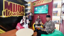 Kepala SMA N 1 Sedayu, bersama Sekretaris Universitas dan pimpinan Direktorat Komunikasi Publik UMY berfoto bersama di UMY Corner SMAN 1 Sedayu