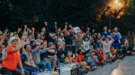 Momentum kebersamaan Sekretaris Daerah Provinsi Lampung Marindo Kurniawan, jajaran ASN Pemprov, dan masyarakat saat nobar laga sengit Final FIFA ASEAN Cup 2026: Indonesia vs Thailand di halaman Kantor Gubernur Lampung