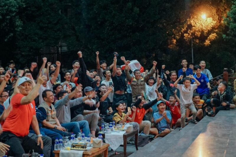 Momentum kebersamaan Sekretaris Daerah Provinsi Lampung Marindo Kurniawan, jajaran ASN Pemprov, dan masyarakat saat nobar laga sengit Final FIFA ASEAN Cup 2026: Indonesia vs Thailand di halaman Kantor Gubernur Lampung