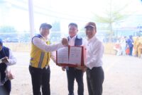 H. Herman Deru (tengah) menyaksikan penandatanganan berita acara penyerahan lahan eks Kantor DPMPTSP Sumsel oleh Kepala BBWS Sumatera VIII Agus Safari (kiri) untuk perluasan Kolam Retensi Simpang Polda.