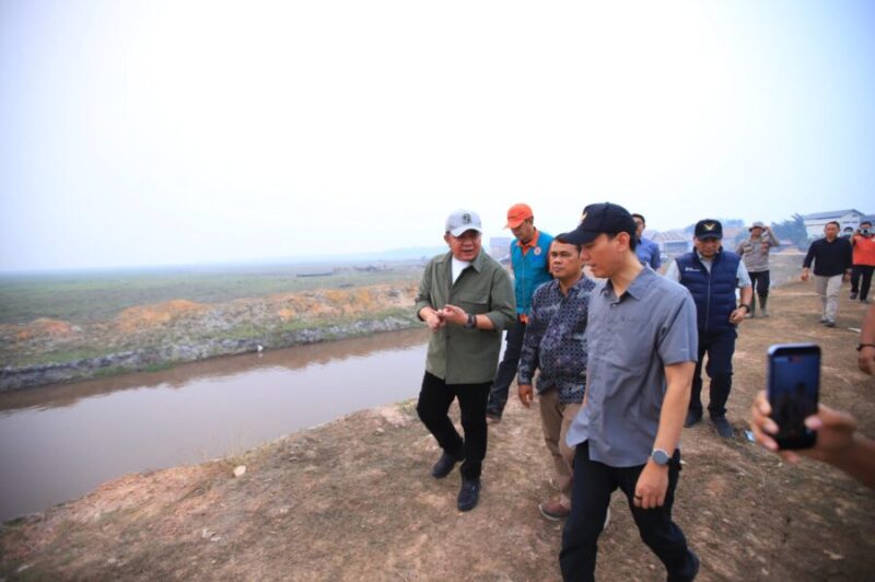 Herman Deru meninjau langsung kondisi lahan dan wilayah rawan karhutla di Kabupaten OKI guna memantau dampak kemarau panjang