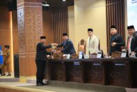 Penyerahan berkas Pemandangan Umum Fraksi-Fraksi DPRD Provinsi Sumsel kepada Pemerintah Provinsi Sumsel yang diterima langsung oleh Wakil Gubernur H. Cik Ujang.
