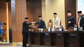 Penyerahan berkas Pemandangan Umum Fraksi-Fraksi DPRD Provinsi Sumsel kepada Pemerintah Provinsi Sumsel yang diterima langsung oleh Wakil Gubernur H. Cik Ujang.