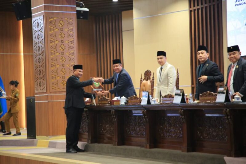 Penyerahan berkas Pemandangan Umum Fraksi-Fraksi DPRD Provinsi Sumsel kepada Pemerintah Provinsi Sumsel yang diterima langsung oleh Wakil Gubernur H. Cik Ujang.