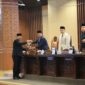 Penyerahan berkas Pemandangan Umum Fraksi-Fraksi DPRD Provinsi Sumsel kepada Pemerintah Provinsi Sumsel yang diterima langsung oleh Wakil Gubernur H. Cik Ujang.