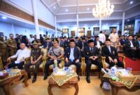Herman Deru duduk bersama Kepala Perwakilan BPKP Sumsel Farid Firman serta unsur Forkopimda Sumsel menyaksikan rangkaian acara di Griya Agung Palembang.