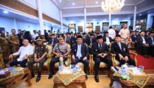 Herman Deru duduk bersama Kepala Perwakilan BPKP Sumsel Farid Firman serta unsur Forkopimda Sumsel menyaksikan rangkaian acara di Griya Agung Palembang.