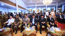 Herman Deru duduk bersama Kepala Perwakilan BPKP Sumsel Farid Firman serta unsur Forkopimda Sumsel menyaksikan rangkaian acara di Griya Agung Palembang.