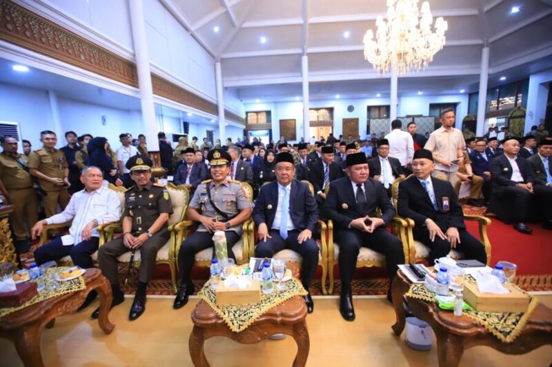 Herman Deru duduk bersama Kepala Perwakilan BPKP Sumsel Farid Firman serta unsur Forkopimda Sumsel menyaksikan rangkaian acara di Griya Agung Palembang.